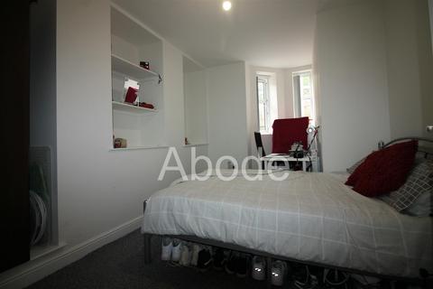 3 bedroom flat to rent, Royal Park Terrace, Hyde Park, Leeds