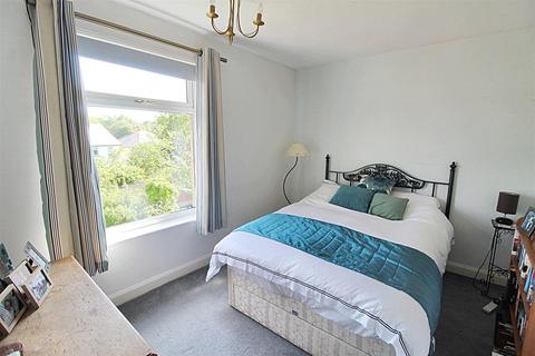 3 bedroom semi-detached house for sale, Benomley Crescent, Almondbury, Huddersfield, HD5 8LT