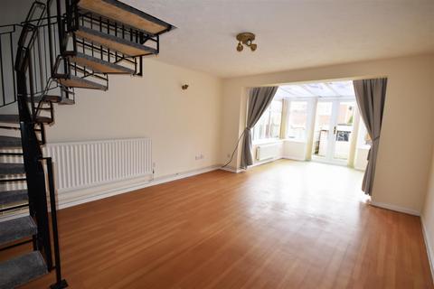 2 bedroom house to rent, Hilton Close, Manningtree CO11