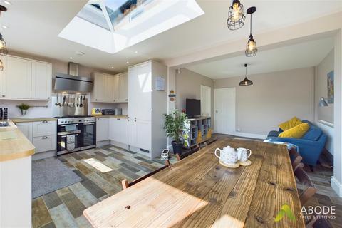 9 Heathfield Road, Uttoxeter, ST14 7JN