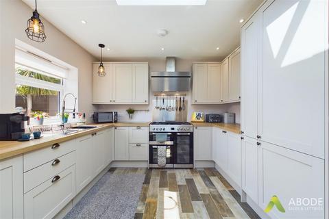 9 Heathfield Road, Uttoxeter, ST14 7JN