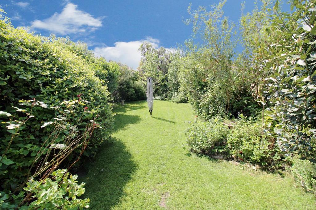 Bellegrove Road, Welling, Kent, DA16 3RJ 3 bed semidetached house for