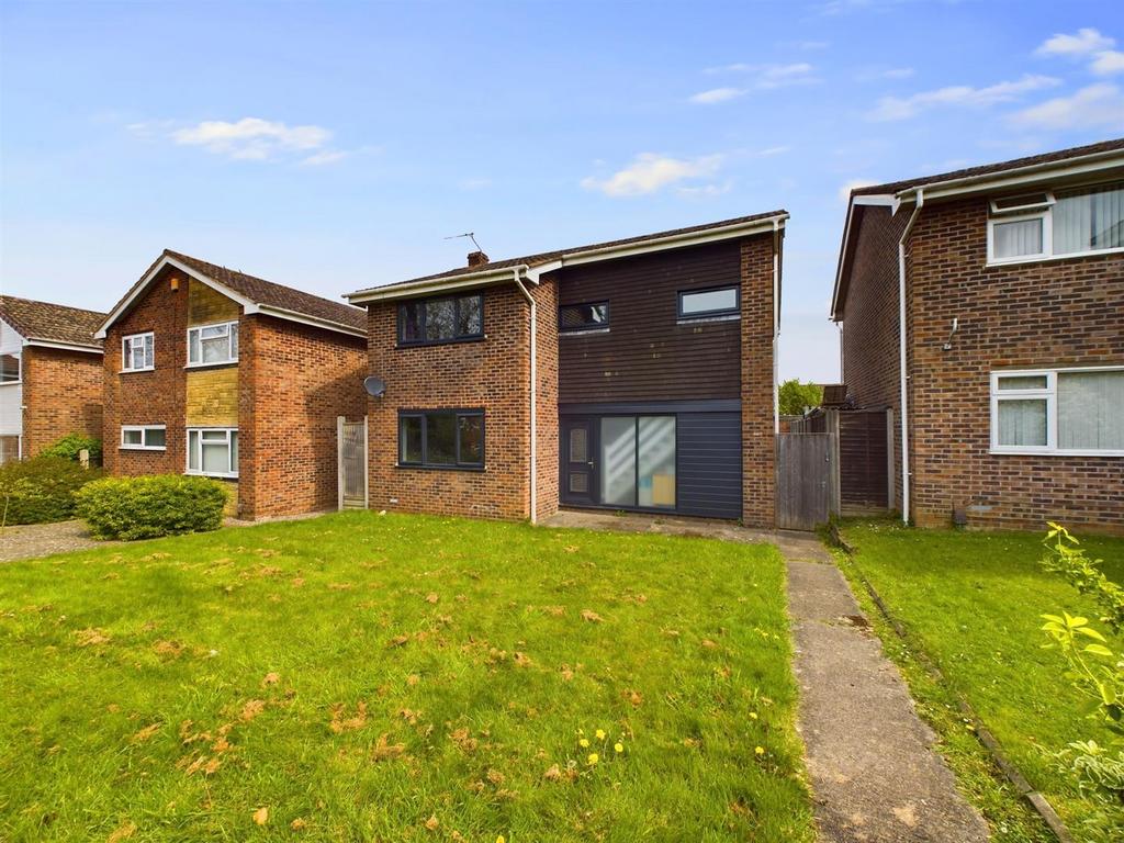 Grebe Close, Abbeydale, Gloucester 3 bed detached house for sale £299,950