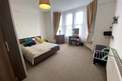 4 bedroom flat to rent, Lower Park Road, Hastings
