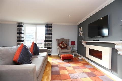 2 bedroom flat to rent, Avalon Apartments, West Street, Brighton
