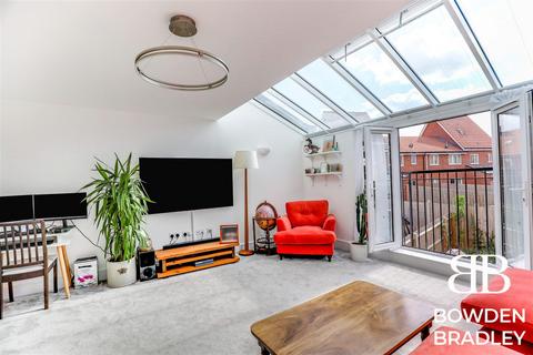 3 bedroom end of terrace house for sale, Periwinkle Gardens, Chigwell
