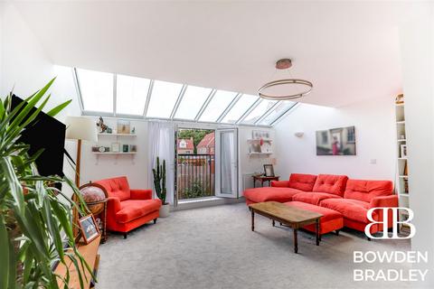 3 bedroom end of terrace house for sale, Periwinkle Gardens, Chigwell