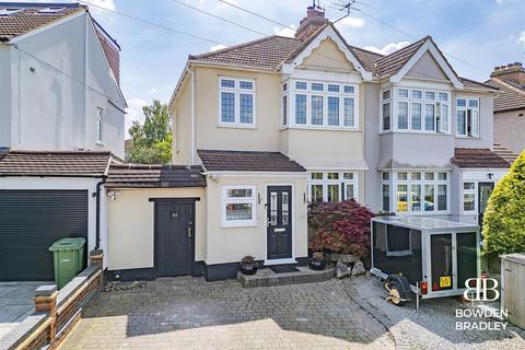 3 bedroom semi-detached house for sale, The Avenue, Hornchurch
