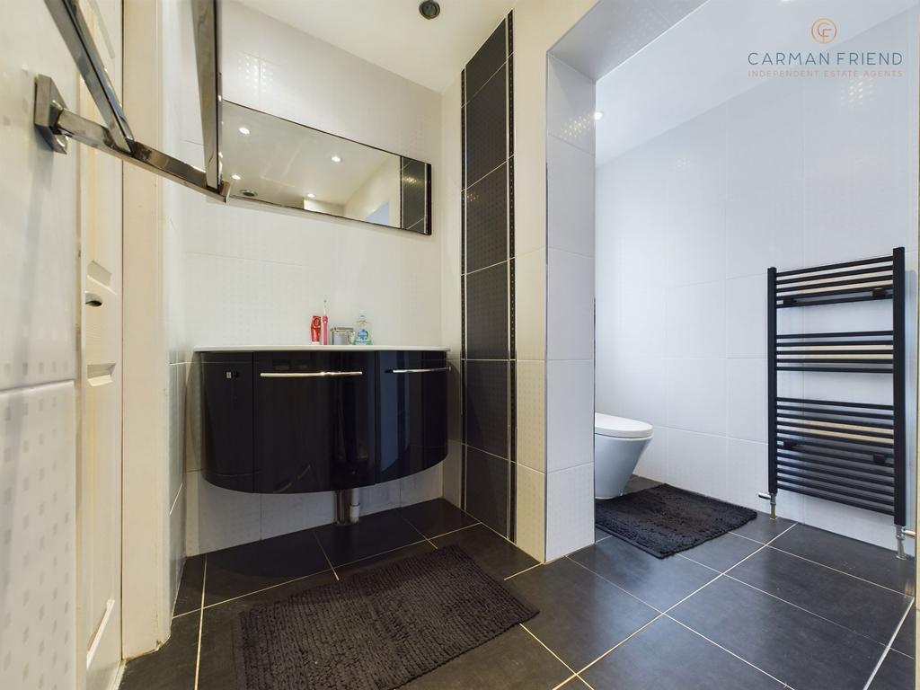 En Suite to Bedroom 1