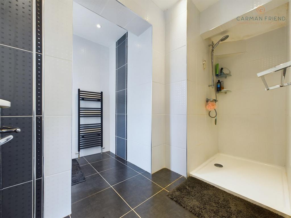 En Suite to Bedroom 1