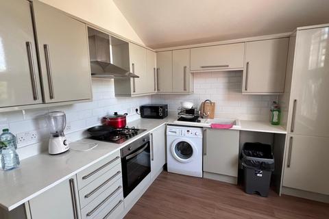4 bedroom flat to rent, Westcliff-on-Sea, SS0