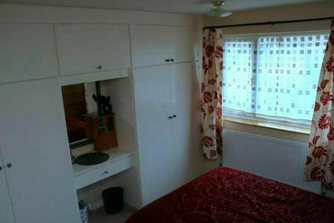 2 bedroom maisonette to rent, Bradenham Road, Hayes UB4