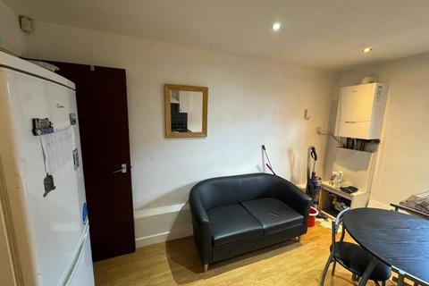 3 bedroom flat to rent, Kelso Heights Belle Vue Road, Leeds LS3