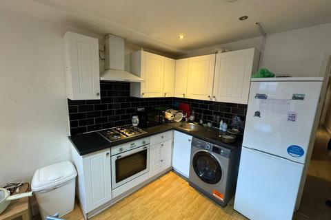 3 bedroom flat to rent, Kelso Heights Belle Vue Road, Leeds LS3