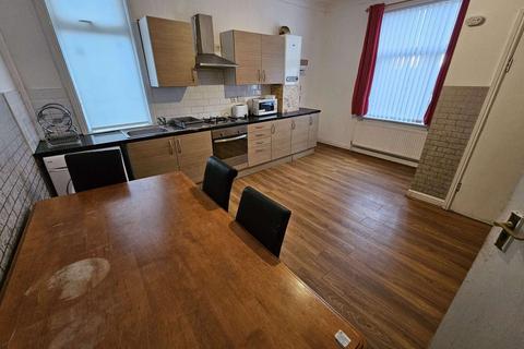 3 bedroom apartment to rent, 171 Town Street, Leeds LS12