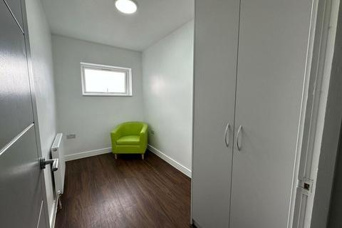 4 bedroom flat to rent, Richmond Road, Isleworth TW7