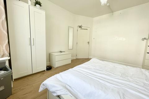 1 bedroom in a house share to rent, Babington Road, London NW4
