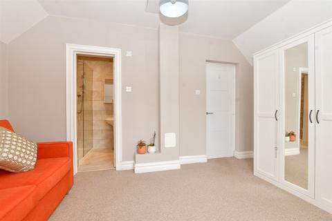 94a Kingston Road, Leatherhead, KT22 7BT