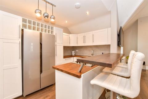94a Kingston Road, Leatherhead, KT22 7BT