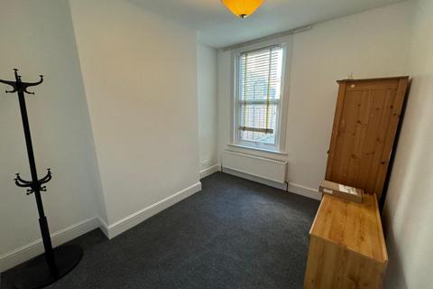 4 bedroom terraced house to rent, Pearcroft Road, Leytonstone