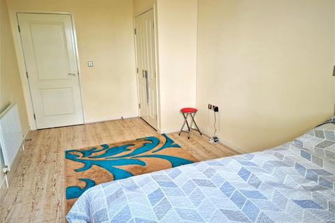2 bedroom flat to rent, Romford Road, London E15