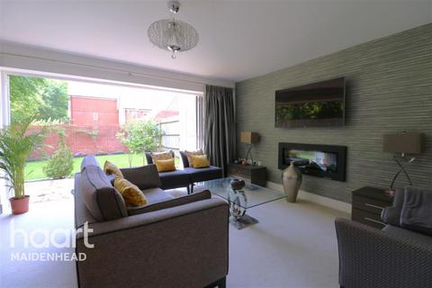 5 bedroom semi-detached house to rent, The Courtyard Maidenhead