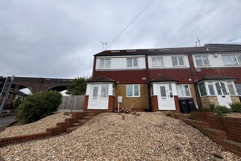 3 bedroom end of terrace house to rent, College Road Thanet