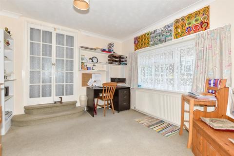 4 Chestnut Close, Hythe, CT21 6PT