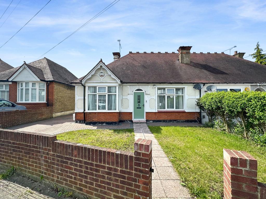 Barnsole Road, Gillingham, Medway, ME7 3 bed bungalow £1,700 pcm (£392 pw)