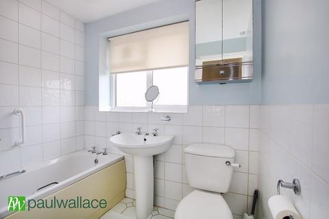 2 Warwick Drive, Cheshunt, Waltham Cross, EN8 0BW