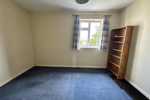 3 bedroom semi-detached house to rent, Fingringhoe Road, Colchester CO2