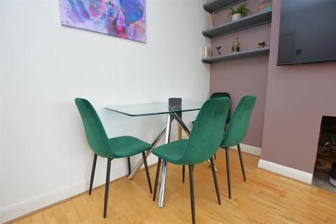 128 Runnymede, London, SW19 2PH