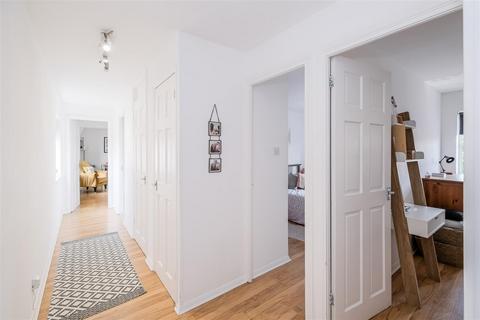2 bedroom flat for sale, Lea Court, North Chingford