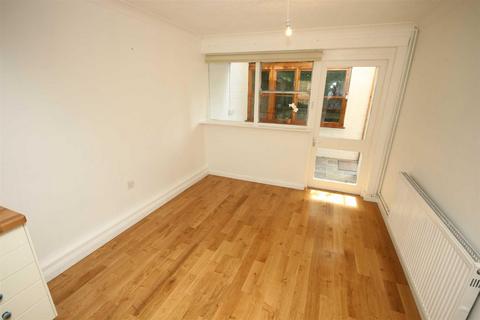 2 bedroom terraced house to rent, Russell Court, Cambridge