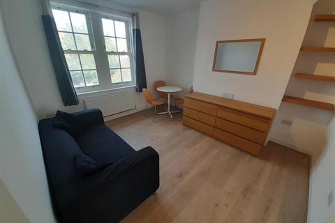 2 bedroom flat to rent, The Square, Fulham Palace Road