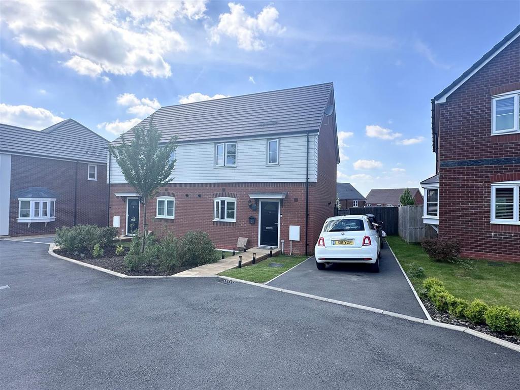 Juniper Close, Calne SN11 3 bed semidetached house for sale £300,000