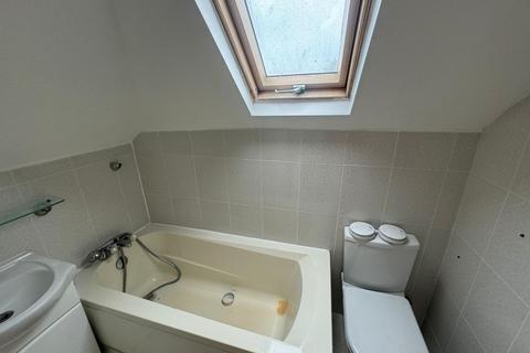 3 bedroom flat to rent, Shaw Road, Enfield
