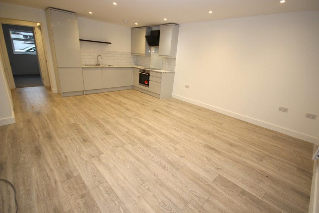 2 Bedrooms Billericay 2 bed flat to rent £1,500 pcm (£346 pw)