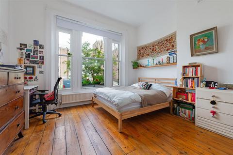 3 bedroom flat for sale, Oseney Crescent