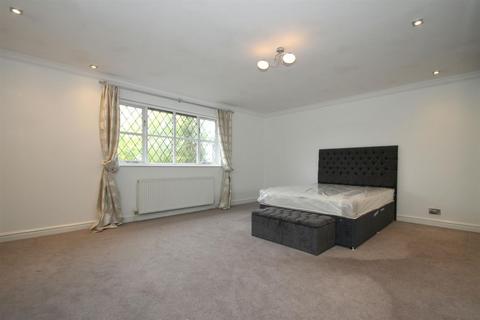 5 bedroom detached house to rent, Burnside, Hale Barns