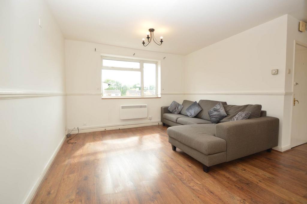 NEW HAW, ADDLESTONE 2 bed apartment to rent £1,400 pcm (£323 pw)