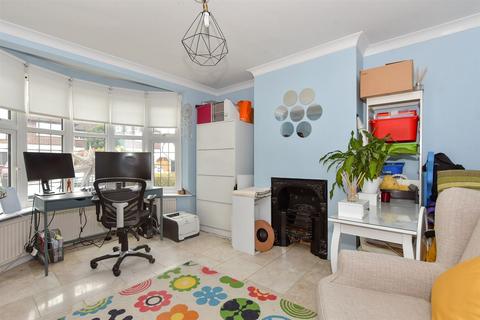 25 Dennis Road, Gravesend, DA11 7NN