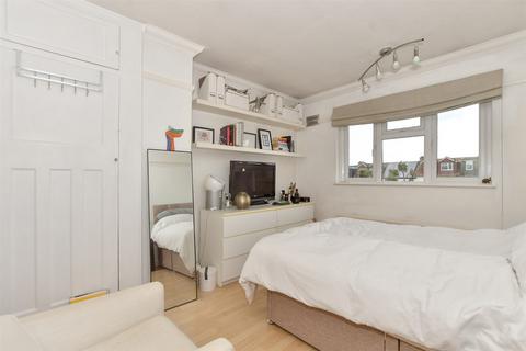 25 Dennis Road, Gravesend, DA11 7NN