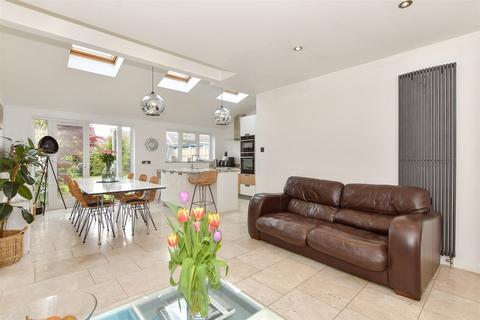 25 Dennis Road, Gravesend, DA11 7NN