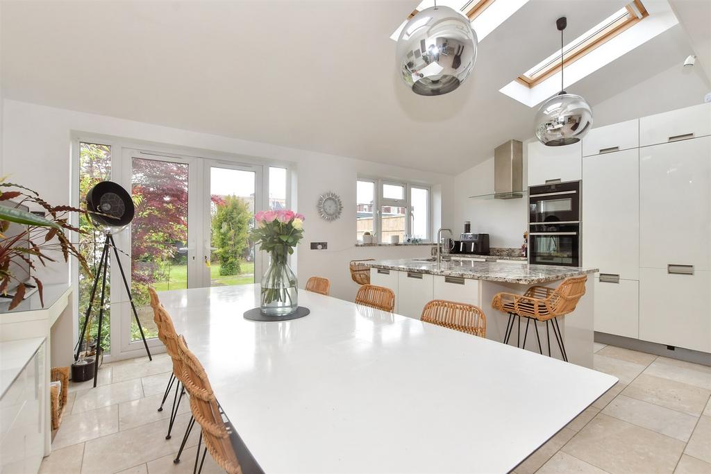 Kitchen/ Breakfast Area