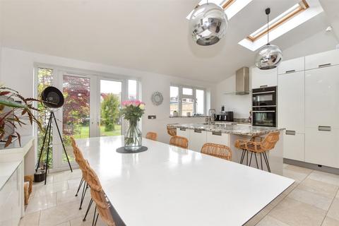 25 Dennis Road, Gravesend, DA11 7NN