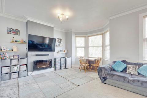 2 bedroom apartment for sale, Beedell Avenue, Westcliff-on-sea, SS0