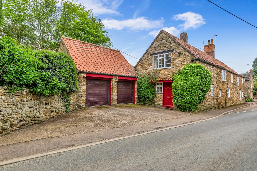 The Spacious Vine Cottage, Sproxton 3 Bed Detached House For Sale 