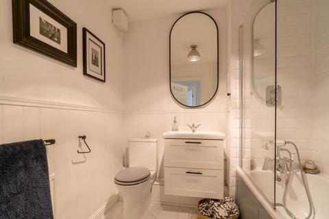 2/2 Duke Place, Edinburgh, EH6 8HP