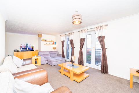 2 bedroom flat for sale, Grasholm Way, Slough SL3